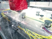 Maszyna CNC obrabiająca krzywoliniowo szkło